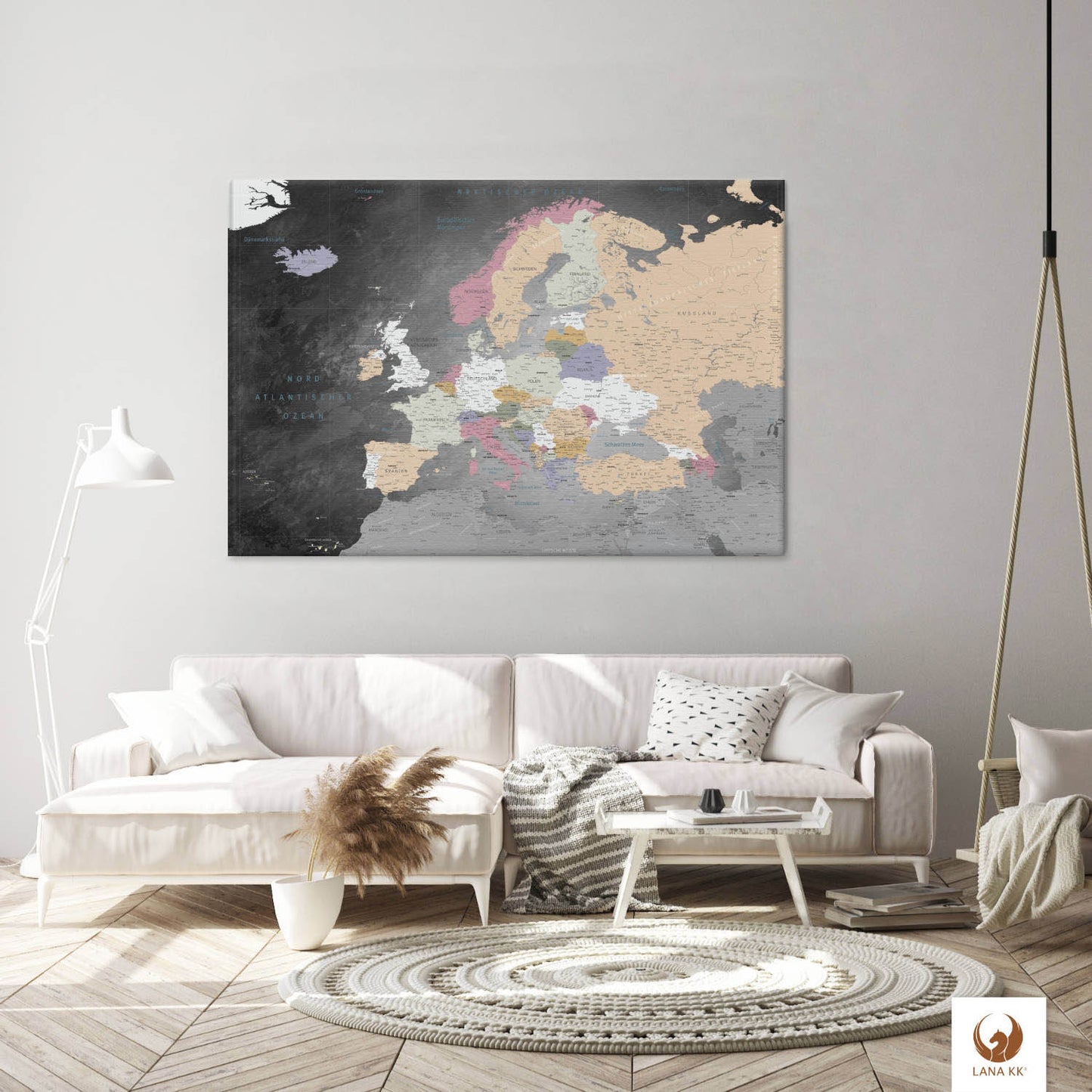 Die Welt als Zentrum Deiner Wohnung. Deine Europakarte Schiefergrau für sich mit ihren ausgewogenen Farben ideal in Dein Wohnkonzept ein.