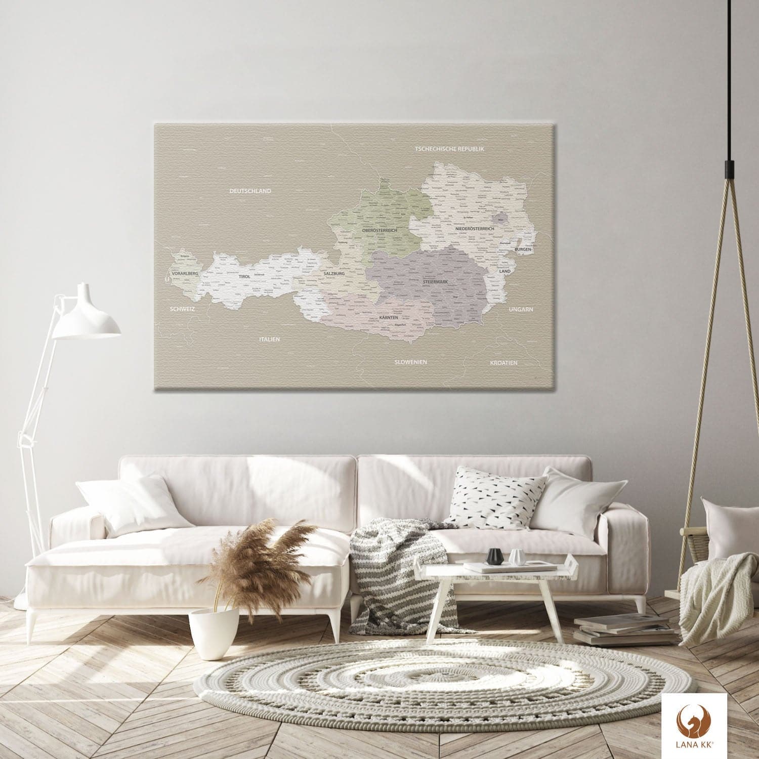 Die Welt als Zentrum Deiner Wohnung. Deine Österreichkarte Grau Sand für sich mit ihren ausgewogenen Farben ideal in Dein Wohnkonzept ein.
