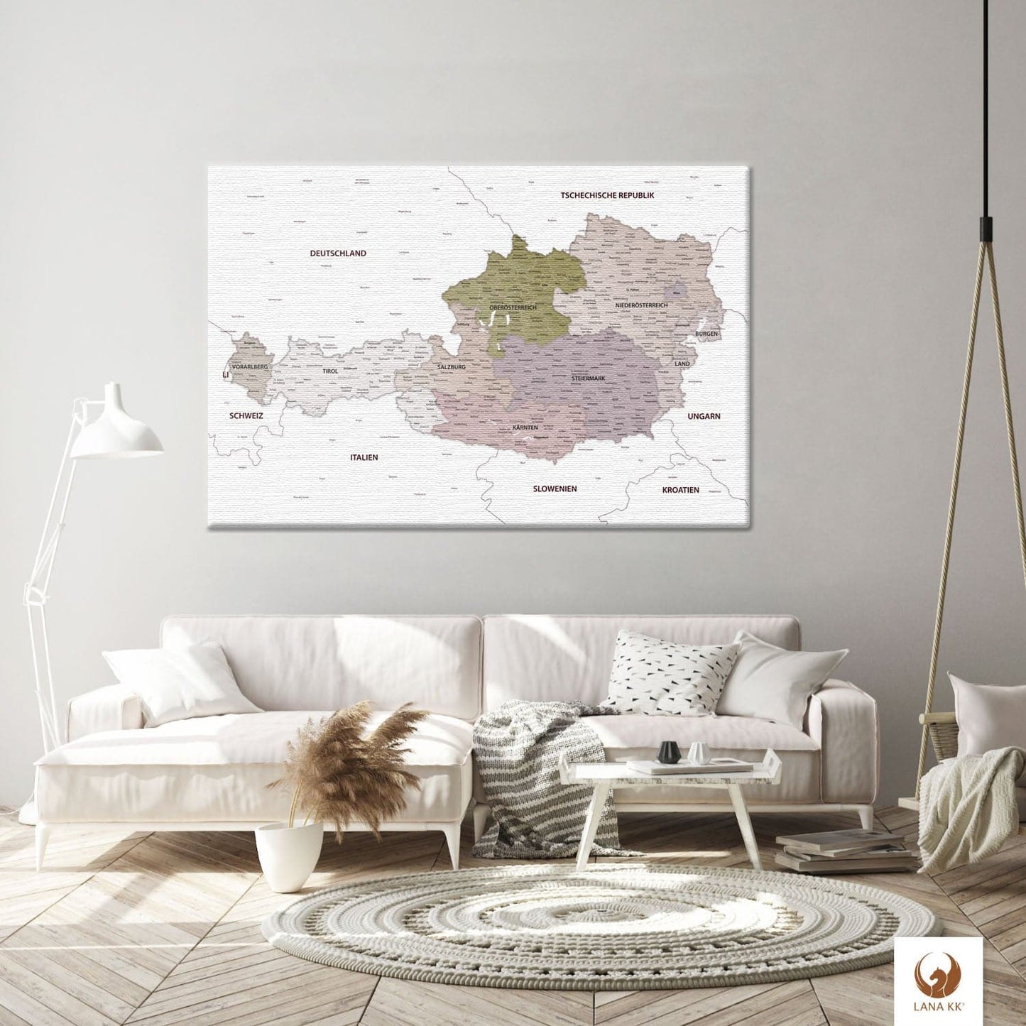 Die Welt als Zentrum Deiner Wohnung. Deine Österreichkarte Weiß für sich mit ihren ausgewogenen Farben ideal in Dein Wohnkonzept ein.