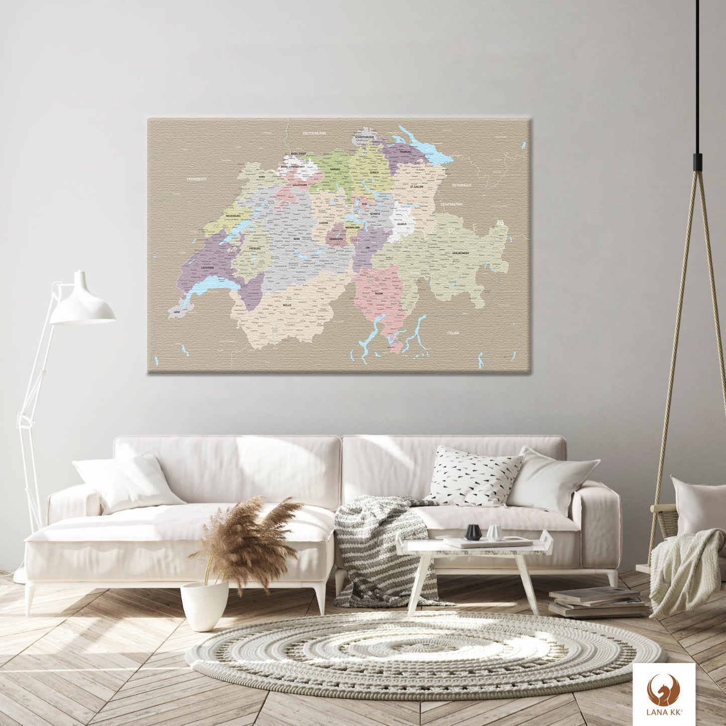 Die Welt als Zentrum Deiner Wohnung. Deine Schweizkarte Grau Sand für sich mit ihren ausgewogenen Farben ideal in Dein Wohnkonzept ein.
