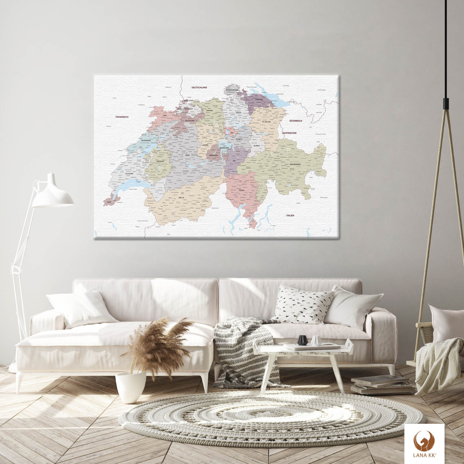 Die Welt als Zentrum Deiner Wohnung. Deine Schweizkarte Weiß für sich mit ihren ausgewogenen Farben ideal in Dein Wohnkonzept ein.